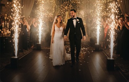 Fontanny zimnych iskier podczas wejścia pary młodej